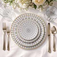 Assiettes de dîner en porcelaine noire de luxe nordique avec bordure dorée et motif personnalisé pour la décoration de table de banquet