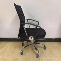 Chaise de bureau exécutive à dossier haut au design contemporain en tissu maillé noir avec base en métal chromé
