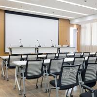 Chaise de séminaire moderne pliable et mobile avec accoudoir fixe et dossier respirant, idéale pour la formation et le bureau