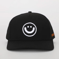 Casquette de golf de haute qualité personnalisée unisexe avec broderie de visage souriant et structuré à 5 panneaux Casquettes de sport respirantes découpées au laser avec trous