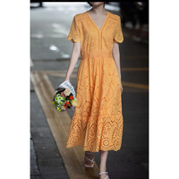 Robe midi élégante pour femme, best-seller, en tissu naturel doux, brodée d'œillets orange, avec col en V et manches volantées