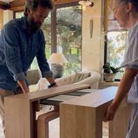 Table en bois massif vous permettant de l'agrandir, du coin d'entrée à une table de banquet pouvant accueillir 12 personnes