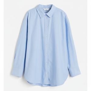 Venta al por mayor de blusas y blusas de mujer de camisa abotonada clásica azul cielo disponibles a un precio asequible - Product Image 1