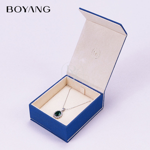 Boîte à bijoux personnalisée Boyang, forme de livre à fermeture magnétique bleue, avec pendentif anneau - Product Image 4