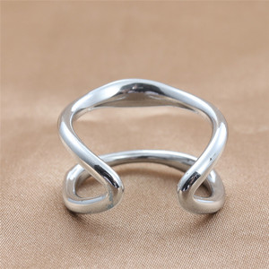Bague en acier titane de style européen et américain, creuse en forme de C, bijoux punk rétro tendance pour femmes, couleur argent, design géométrique - Product Image 2