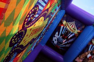 Labyrinthe gonflable extérieur en PVC pour adultes et enfants Fun House at Village Fall Events comprend un ventilateur-pour les locations - Product Image 5