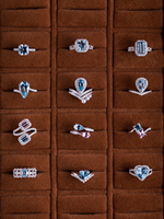 Bague de Fête et de Mariage Tendance en Or 14k/18k Personnalisée avec Pierres Précieuses de Laboratoire 1-5 carats Serties à Griffes : Émeraude Paraiba, Rubis Bleu Royal et Rubis Sang de Pigeon