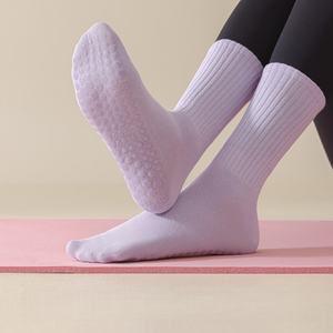 Chaussettes de sport antidérapantes en coton de haute qualité pour femmes, avec logo, grip personnalisé, pour yoga et pilates - Product Image 3