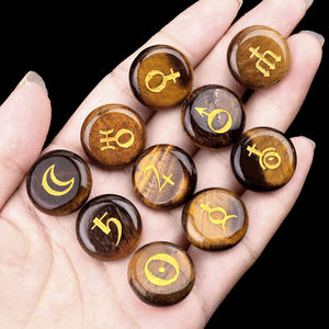 Set di 12 Rune Astrologiche Lucidate e Incise, Segni Zodiacali, Rune di Cristallo con Sacchetto, Pietre Preziose Ecologiche per Divinazione Wiccan - Product Image 2
