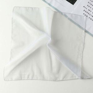 Écharpe imprimée pour femme, motifs audacieux et colorés, tombé fluide et doux, idéale pour offrir ou pour usage personnel - Product Image 3