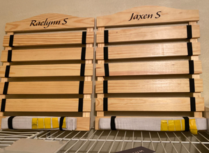 Organizador de almacenamiento de cinturón de artes marciales personalizado de fábrica estante de exhibición de cinturón de Karate de madera de pino - Product Image 4