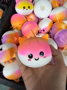 Boîte mystère Squishy Rainbow Cat Bun, Grand modèle de dessin animé en forme de boulette, en PU à rebond lent, anti-stress à presser - Product Image 6