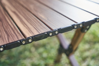 Mesa Plegable de Aluminio para Camping con Acabado en Madera de Nogal, Capacidad de Carga de 30 kg, Mesa Portátil para Picnic al Aire Libre con Bolsa de Transporte Oxford 600D