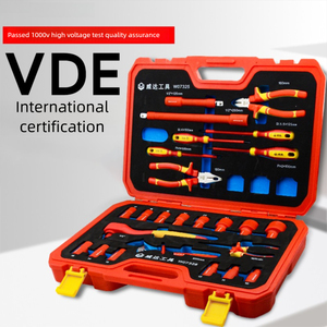 طقم أدوات إصلاح السيارات الكهربائية من ويلدماستر، يشمل مفكات يدوية معزولة من الفولاذ المقاوم للصدأ VDE، كماشة، مفتاح ربط بسقاطة، ومجموعة مقابس - Product Image 3