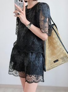 Completi Corti Estivi 2026 di Alta Qualità, Nuovi Set da Donna con Top a Maniche Corte Ricamato Traforato e Pantaloncini Neri con Inserti in <span class=keywords><strong>Pizzo</strong></span> - Product Image 6