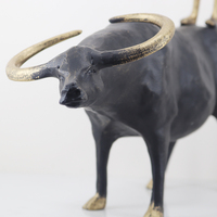 Sculpture de luxe artisanale en métal bicolore noir et or antique, représentant un buffle et un garçon herdeur, pour la décoration artistique de maison et d'hôtel