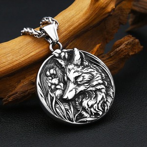 Collier pour homme Yueli en acier inoxydable, pendentif tête de loup vintage, relief rond vieilli - Product Image 3