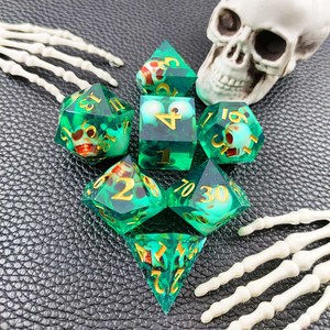 Dés à arêtes pointues en résine polyédrique D & D personnalisés en stock pour jeux de société - Product Image 2