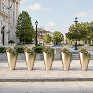 Maceta Moderna de Fibra de Vidrio, Color Dorado, Decorativa, con Acabado Aerografiado, para Hotel, Centro Comercial o Jardín - Product Image 5