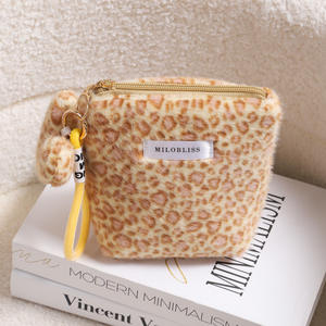 Serviette Douce et Tendance à Motif Léopard, Grande Capacité, Portable, avec Fermeture Éclair, pour <span class=keywords><strong>Femme</strong></span>, Idéale pour le Rangement et les Voyages, Automne Hiver - Product Image 4