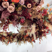 Arrangement floral de plafond pour événements de mariage, roses rouge foncé et pampas, fleurs artificielles suspendues en forme de cercle pour plafond