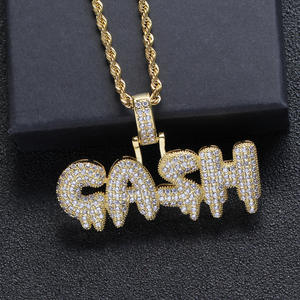 จี้ห้อยคอรูปตัวอักษร GANG ประดับเพชร CZ แบบไมโครเพฟ บนตัวเรือนทองเหลืองชุบทอง พร้อมสร้อยคอทองเหลือง - Product Image 3