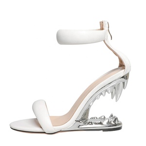 Sandales à talon compensé haut pour femme avec bride cheville, talons à forme dentée originale, bout carré ouvert, style mules - Product Image 2