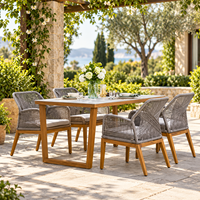 Ensemble de salle à manger d'extérieur moderne avec structure métallique et table aspect bois, 4 chaises en rotin tressé avec coussins