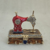 Boîte à bijoux décorative en émail en forme de machine à coudre pour la décoration de la maison