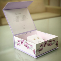 Boîte d'emballage en papier personnalisée avec logo imprimé, petite boîte cadeau pliable en carton bon marché pour l'emballage de cosmétiques et de vêtements