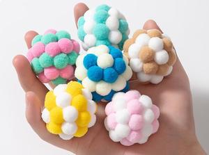 Giocattoli Silenziosi e Leggeri per Gatti, Palle Morbide Interattive in Pile con Campanello, Sette Toni Arcobaleno Fatti a Mano per Interni - Product Image 5