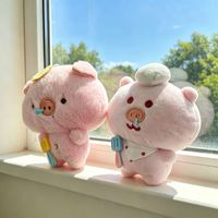 Vente en gros : 2 styles de porte-clés en peluche couineurs (Cochon et Ours) sur le thème du chef pâtissier, jouets pour machine à griffes en vrac