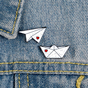 Vente en gros d'avion en métal personnalisé avion en papier bateau broche en émail broches insignes de revers souvenirs de dessin animé sur le thème des fées - Product Image 1