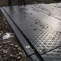 Tapis de protection de sol en PE découpé pour chantier de construction, accès temporaire par routes, levage de grues et camions lourds, sol boueux et tassement.