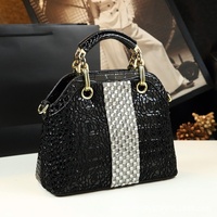 Sac à main carré élégant à motif crocodile pour femmes d'âge mûr, fermeture éclair, toile et cuir verni, orné de dentelle et de diamants