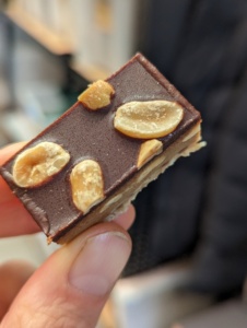 Cortador ultrasónico manual ajustable para pasteles y postres artesanales - Product Image 5