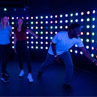 Mur d'escalade LED sportif pour jeux d'équipe en salle, idéal pour parcs d'aventure (plastique)