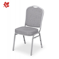 Chaises de banquet en gros à prix abordable, chaises empilables en tissu avec structure en acier pour hôtels et tables de banquet de mariage