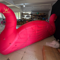 Comptoir de bar gonflable flamant rose décoré pour festivals et mariages, avec plumes réalistes. Montage facile, oiseau gonflable pour exposition en bord de lac.