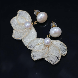 Pendientes de Perlas Lisianthus Hechos a Mano, Oro de 14K, Encaje Italiano, Perlas de Agua Dulce de 6-11mm, Joyería Fina Floral Única - Product Image 3