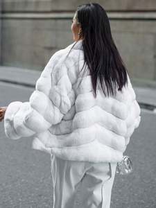 Fábrica al por mayor <span class=keywords><strong>precio</strong></span> de lujo estilo americano longitud media blanco esponjoso piel de zorro chal cuello mujeres <span class=keywords><strong>abrigo</strong></span> de piel de zorro Real - Product Image 4