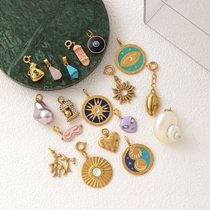 สตาร์ดัสท์ ดีลิชท์ส์ สำหรับทุกวัน |   จี้ห้อยคอรูปดวงอาทิตย์ ดวงจันทร์ และดาว ทำจากสแตนเลสสตีลชุบทอง 18K PVD กันน้ำ ทนทาน พร้อมจี้เสริมสำหรับใช้ในชีวิตประจำวัน - Product Image 1