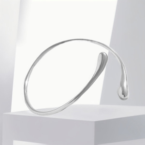 Bracciale dal Design Minimalista ed Elegante, Anello Aperto Regolabile, Gioiello Versatile da Donna per Uso Quotidiano - Product Image 4