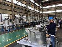 Centrífuga de descarga inferior con raspador vertical, especialmente diseñada para materiales inflamables y explosivos de alta viscosidad y granulación fina.