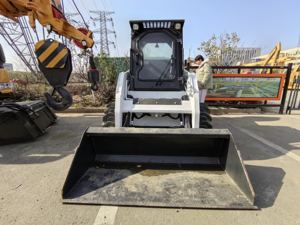 Chargeuse compacte S130 modèle 2023 d'occasion en excellent état, moteur et roulements inclus, équipement de construction à vendre - Product Image 6