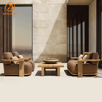 Ensemble de chaises longues d'extérieur modernes en bois massif, sièges profonds incurvés, mobilier de patio résistant aux intempéries, coussins marron, pour jardin, villa, complexe hôtelier