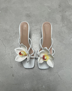 Herstelleranfertigung Luxuriöse Mädchen-Sommersandalen mit Dickem Absatz Große Größen Eckige Zehenpartie Orchideen-Weiße Blumen Damen-Absatzschuhe - Product Image 1