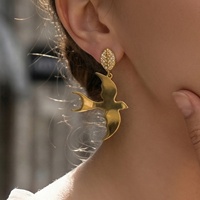 Nouveautés Boucles d'oreilles pendantes en forme d'oiseau vintage tendance en acier inoxydable plaqué or 18 carats pour femmes