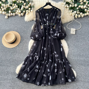 Boutique Großhandel 2026 Herbst Neues Modisches Französisches V-Ausschnitt Kleid mit Laternenärmeln und Hoher Taille Schlankmachendes Bedrucktes Damenkleid - Product Image 2