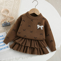 Ensemble pour petites filles : Pull en tricot doux jacquard à mini-nœuds et badges perlés, et mini-jupe en tricot à volants superposés